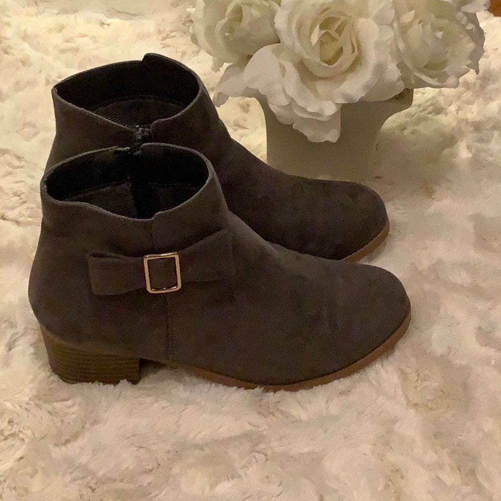 Preloved Children’s place little boots size 5
